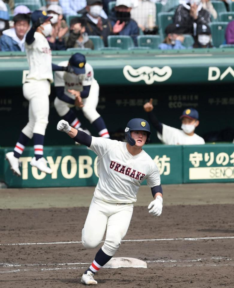 　８回、浦和学院・鍋倉が右越えに勝ち越し３ランを放ちガッツポーズ（撮影・山口登）