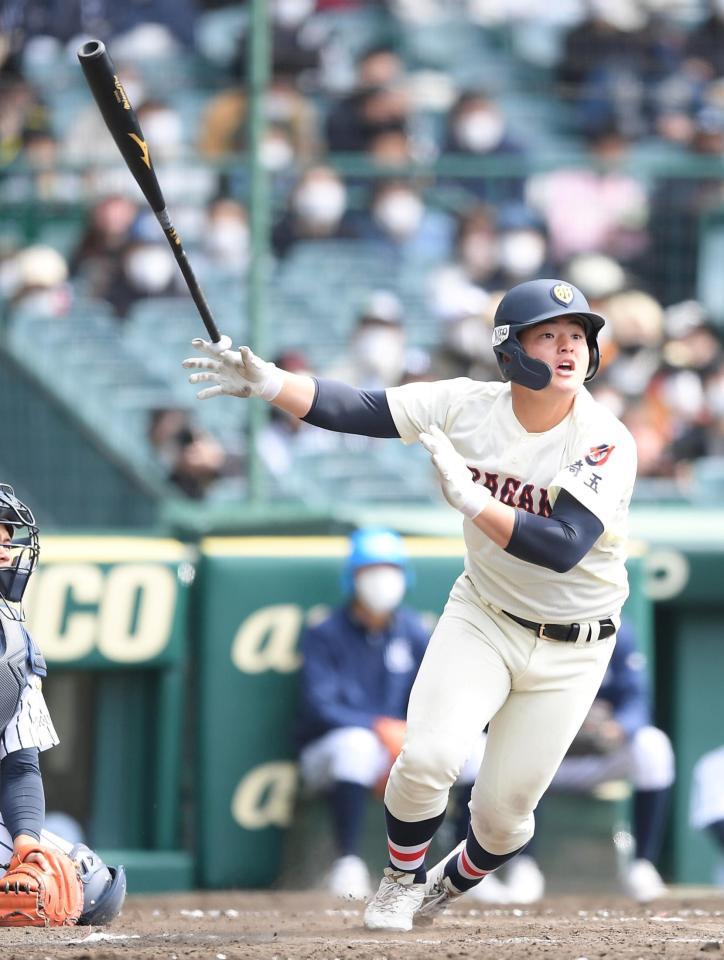 　８回、右越え３ランを放つ浦和学院・鍋倉（撮影・伊藤笙子）