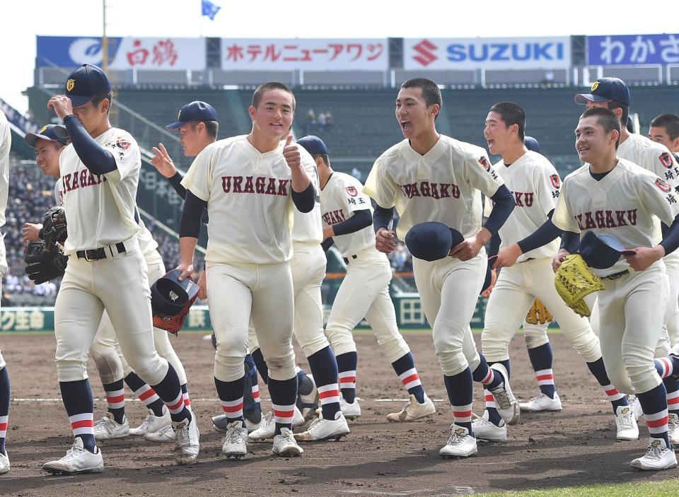 　４強入りを果たした浦和学院ナイン。決勝３ランの鍋倉（手前左から２人目）はカメラに向かってサムズアップ（撮影・伊藤笙子）