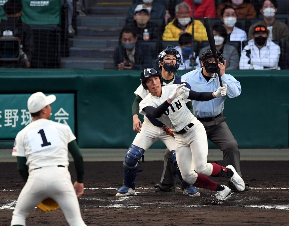 　６回、大阪桐蔭・伊藤は左越えに２ランを放つ（投手　市和歌山・米田、捕手・松村）＝撮影・山口登