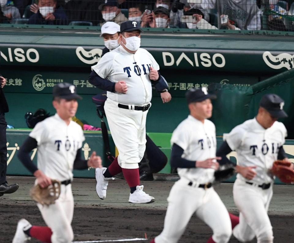 　ベスト４進出を決め試合を終え、大阪桐蔭・西谷監督は応援団にあいさつに向かう（撮影・山口登）