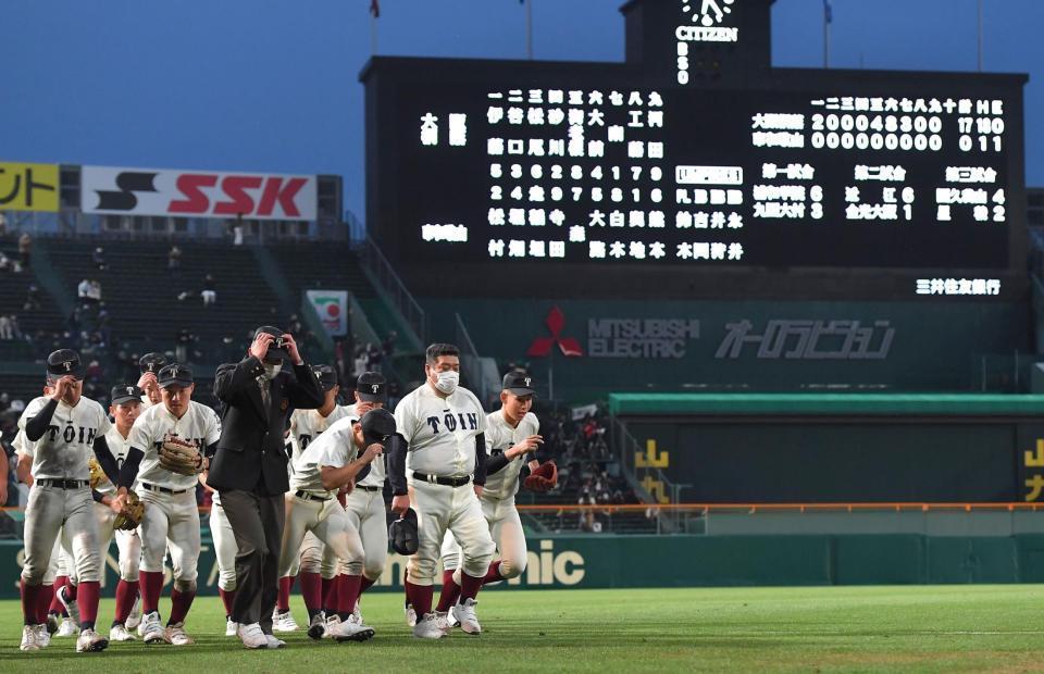 　６本塁打で快勝した西谷監督（右から２人目）率いる大阪桐蔭ナイン（撮影・伊藤笙子）