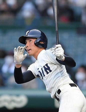 　６回、この回２本目となる左越え２ランを放つ大阪桐蔭・伊藤（撮影・伊藤笙子）