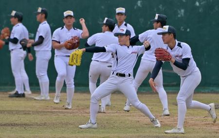 キャッチボールする浦和学院の選手たち（代表撮影）