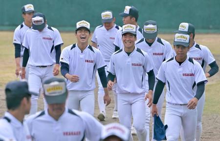 練習を終え、笑顔でグラウンドを後にする浦和学院の選手たち（代表撮影）