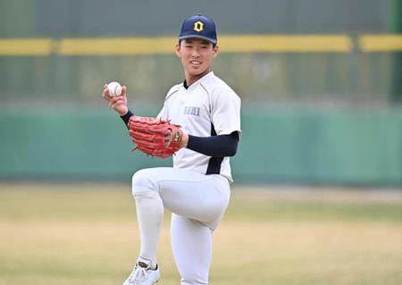 リラックスした表情でキャッチボールする近江の山田（代表撮影）