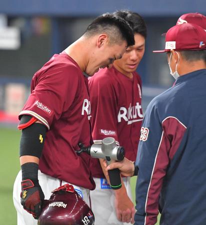 ５回、右越えにプロ初本塁打をなる同点ソロを放ち、ベンチ前でナインからお腹をいたずら！？される安田（撮影・吉澤敬太）