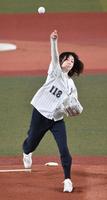 始球式を務めた菅野美穂＝ＺＯＺＯマリンスタジアム（撮影・佐々木彰尚）