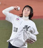 始球式を務めた菅野美穂＝ＺＯＺＯマリンスタジアム（撮影・佐々木彰尚）