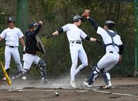 実践形式の練習をする大阪桐蔭の選手たち（代表撮影）