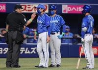 　４回、大和（右）が退場となり、球審と話す三浦監督（中央左）