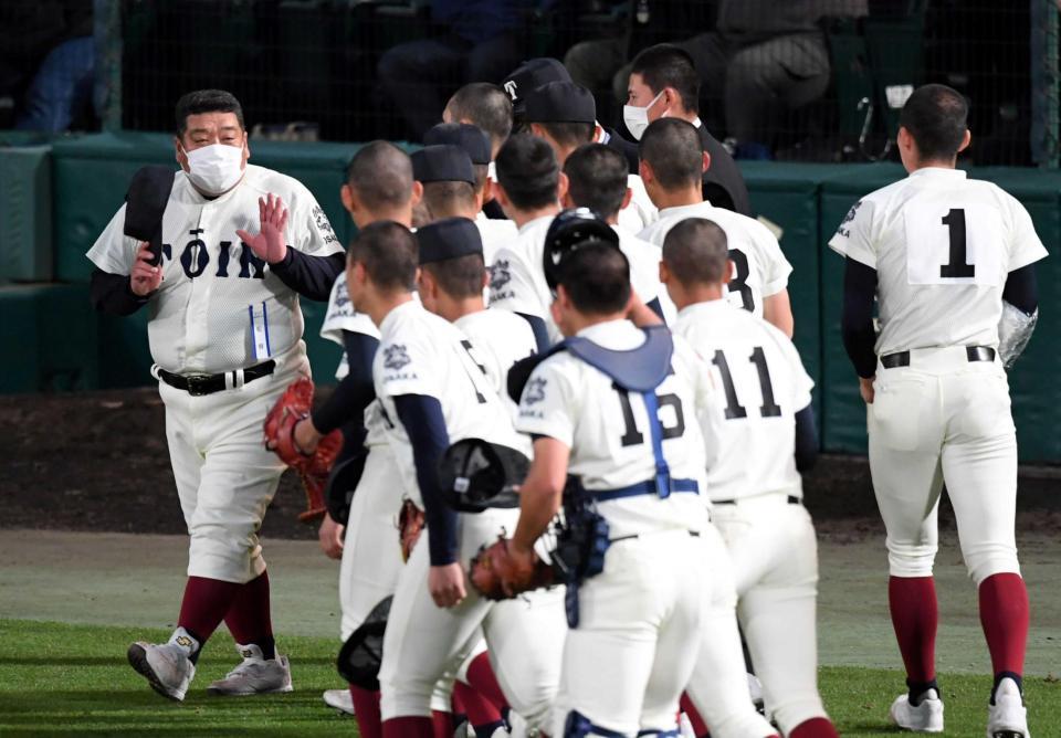 　試合を終え、ナインに声を掛ける大阪桐蔭・西谷監督（左端）
