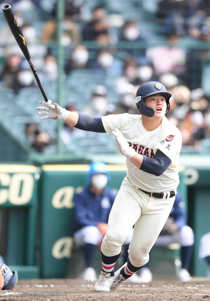 　８回、右越え３ランを放つ浦和学院・鍋倉（撮影・伊藤笙子）