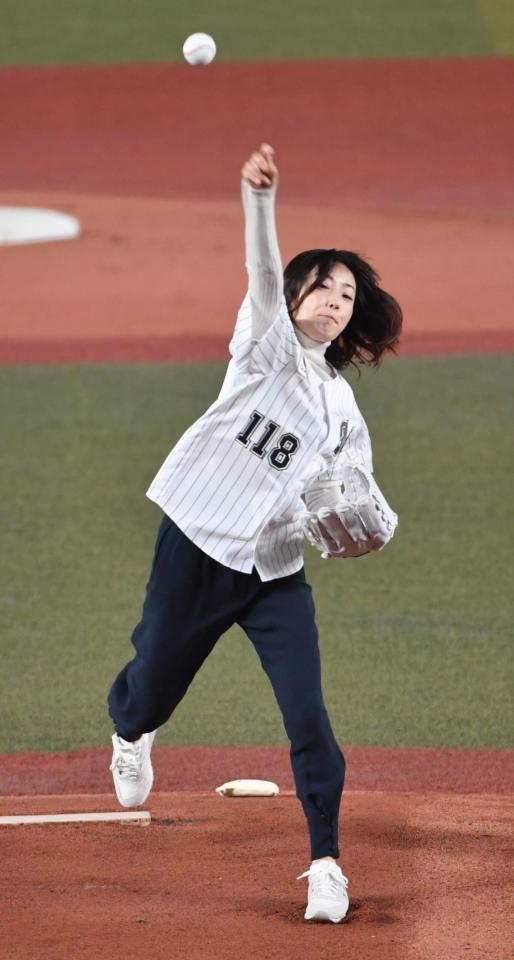 始球式を務めた菅野美穂＝ＺＯＺＯマリンスタジアム（撮影・佐々木彰尚）