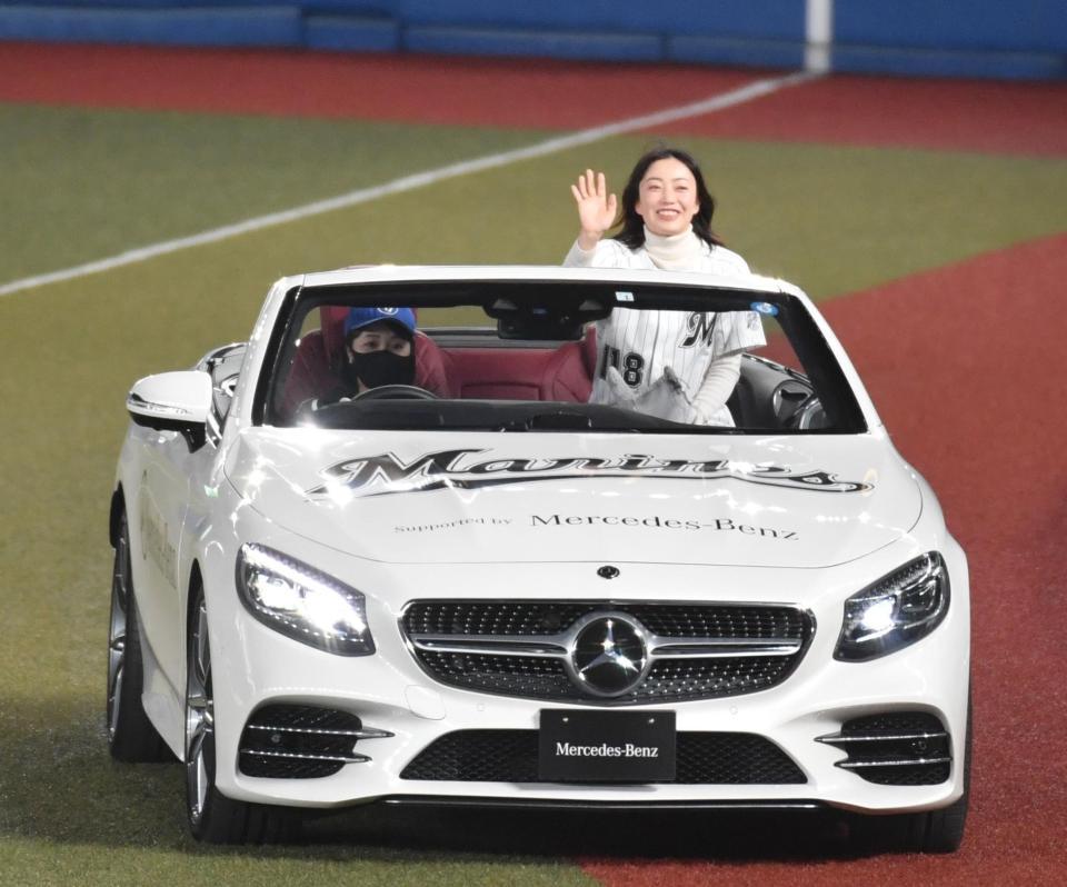 手を振り登場した菅野美穂＝ＺＯＺＯマリンスタジアム（撮影・佐々木彰尚）