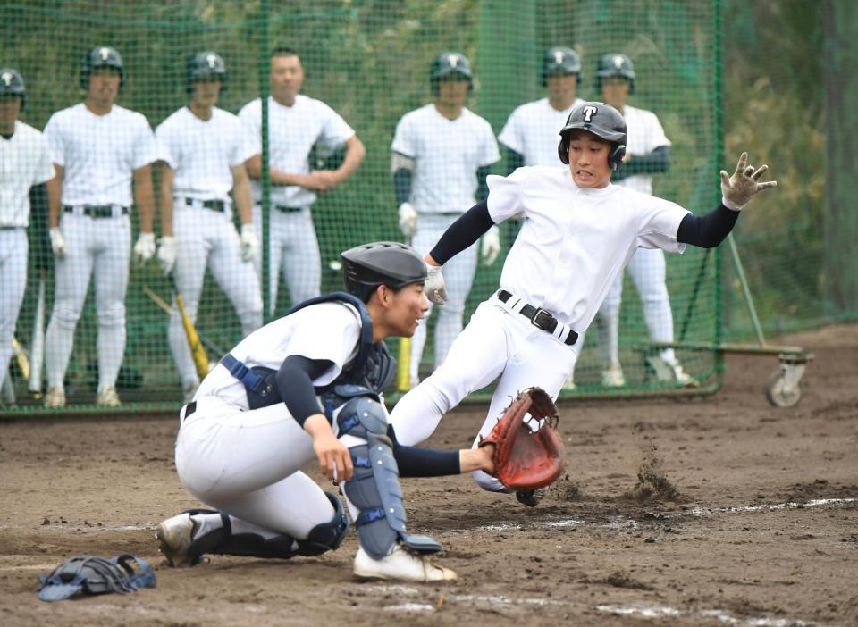 実践形式の練習をする大阪桐蔭の選手たち（代表撮影）