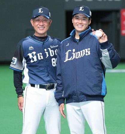 　プロ初勝利を挙げ、辻監督（左）に祝福される佐藤（撮影・中島達哉）