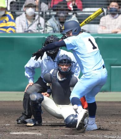 　５回、死球を左足に受ける近江・山田（撮影・伊藤笙子）