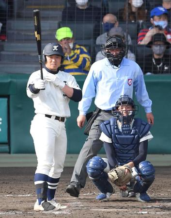 　７回、バースデーソングとともに打席に立つ代打の国学院久我山・鈴木（撮影・伊藤笙子）