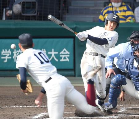 　６回、ライトへ適時打を放つ国学院久我山・木津（撮影・伊藤笙子）