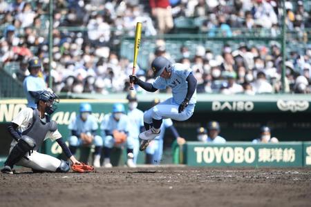 　５回、足に死球を受ける近江・山田（撮影・石井剣太郎）