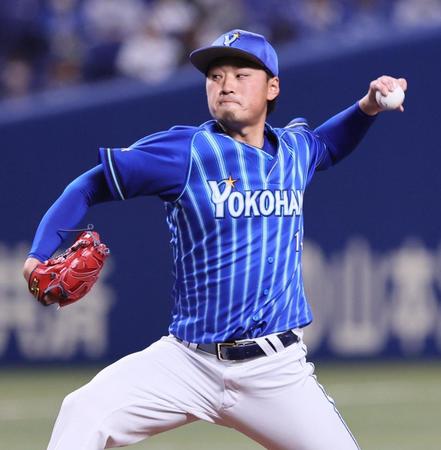 　中日打線相手に力投する石田