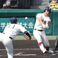 　１回、ライトへ先制適時打を放つ大阪桐蔭・丸山（撮影・伊藤笙子）