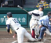 　６回、ライトへ適時打を放つ国学院久我山・木津（撮影・伊藤笙子）