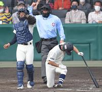 　９回、空振り三振で最後の打者となった国学院久我山・上田（撮影・伊藤笙子）