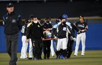 　９回、福田の飛球を捕球する際に中堅手・上林と接触し左足を負傷。担架で運ばれる栗原（中央）＝撮影・開出牧