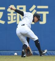 　２回、中村晃の中前適時打を後逸する岡（撮影・開出牧）