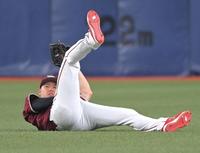 　７回、太田の打球を好捕する辰己（撮影・高部洋祐）