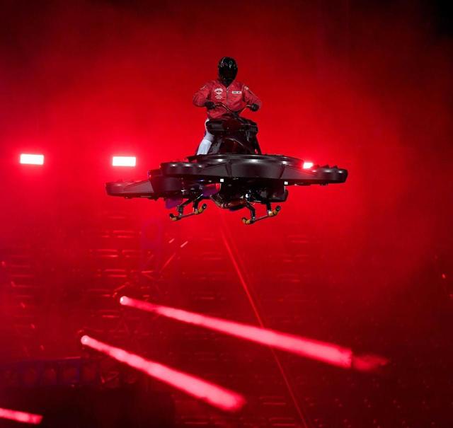 新庄ビッグボス 世界初の空飛ぶバイク入場も不発 25年ぶり開幕4連敗