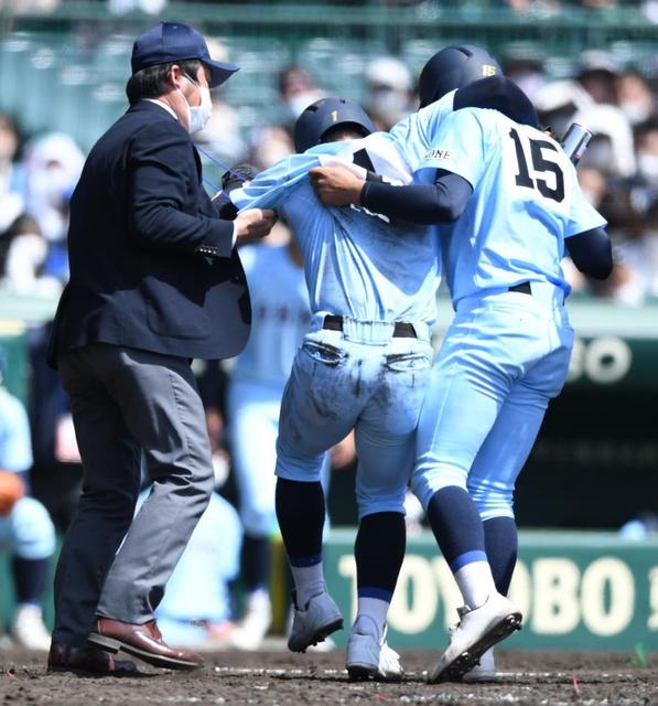 【写真】浦和学院戦で死球を受けた瞬間、近江・山田は激痛に飛び上がって倒れ込む
