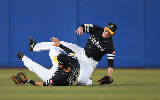 ソフトバンク・栗原は上林と交錯　起き上がれず担架で運ばれる