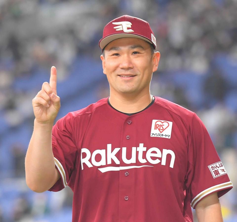 　妻の誕生日に今季１勝目を挙げて笑顔の田中将（撮影・吉澤敬太）