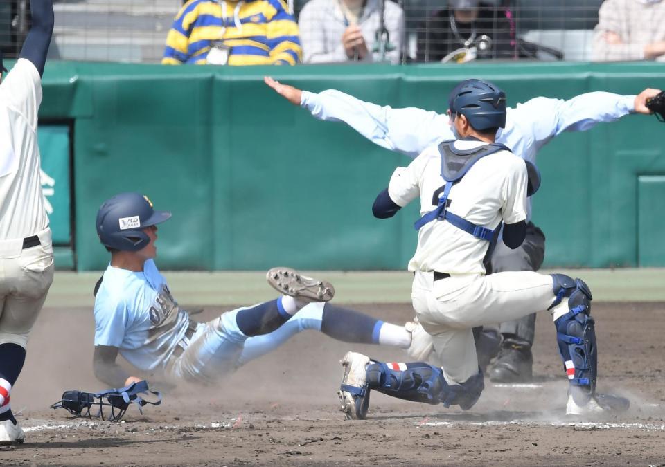 　７回、近江・中瀬のスクイズで生還した三走・津田（左）＝撮影・伊藤笙子