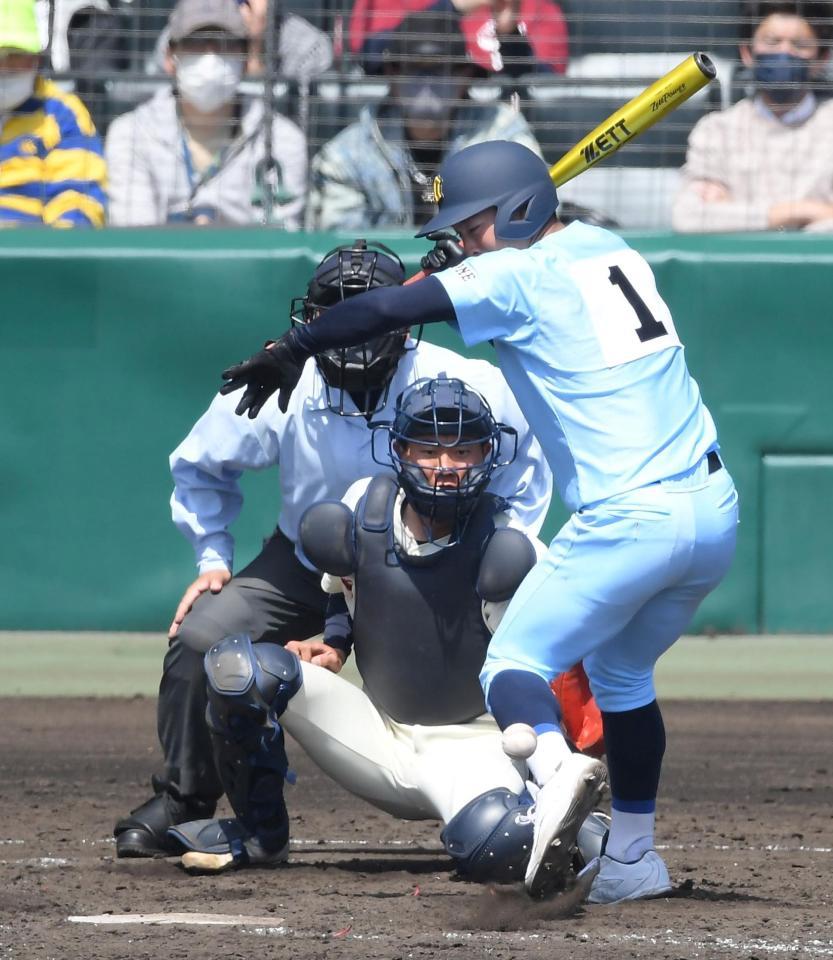 　５回、死球を左足に受ける近江・山田（撮影・伊藤笙子）