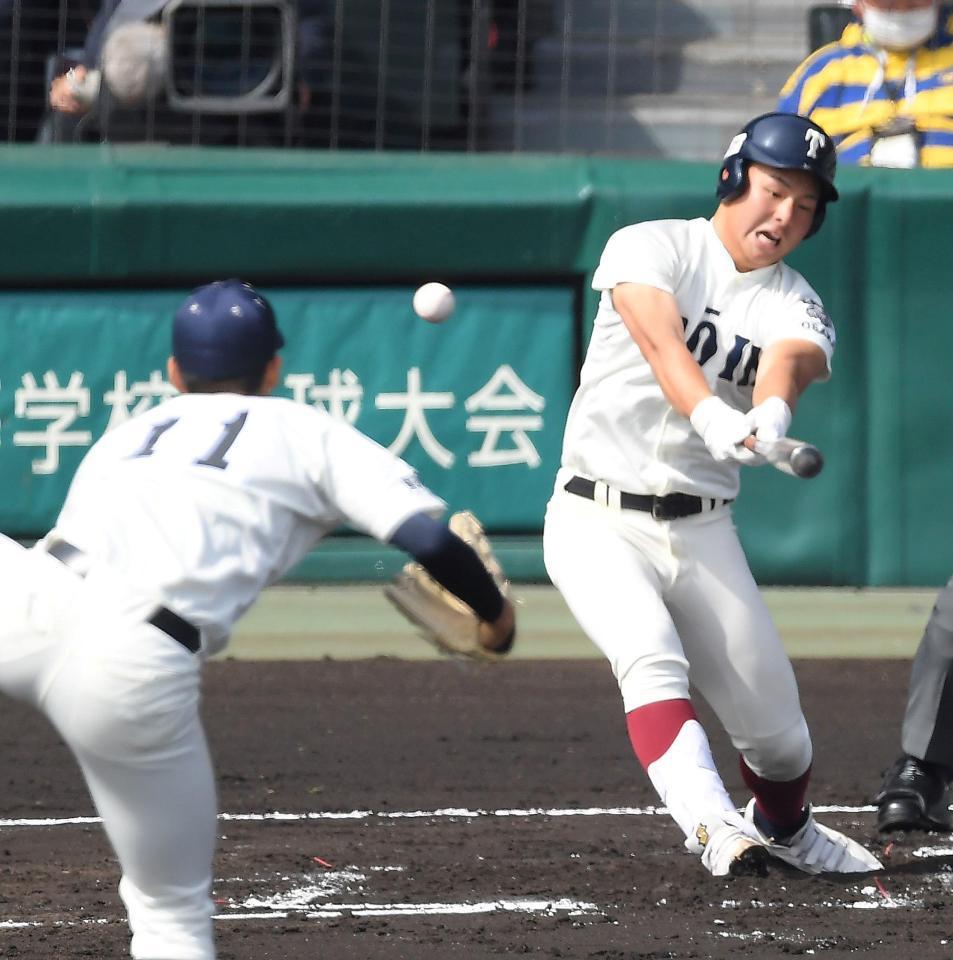 　１回、ライトへ先制適時打を放つ大阪桐蔭・丸山（撮影・伊藤笙子）