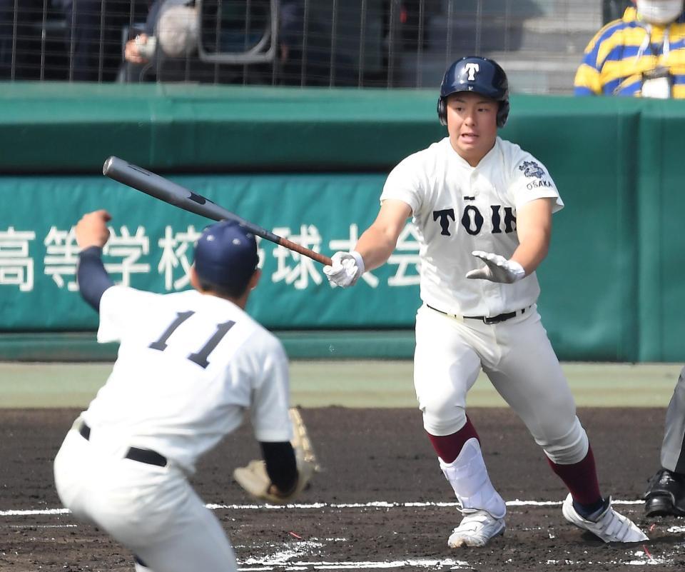 　１回、ライトへ先制適時打を放つ大阪桐蔭・丸山（撮影・伊藤笙子）