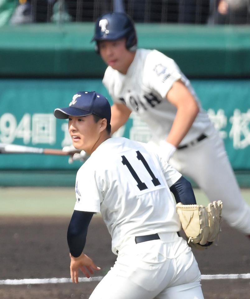 　１回、大阪桐蔭・丸山（奥）に先制打を浴びた国学院久我山・渡辺（撮影・伊藤笙子）