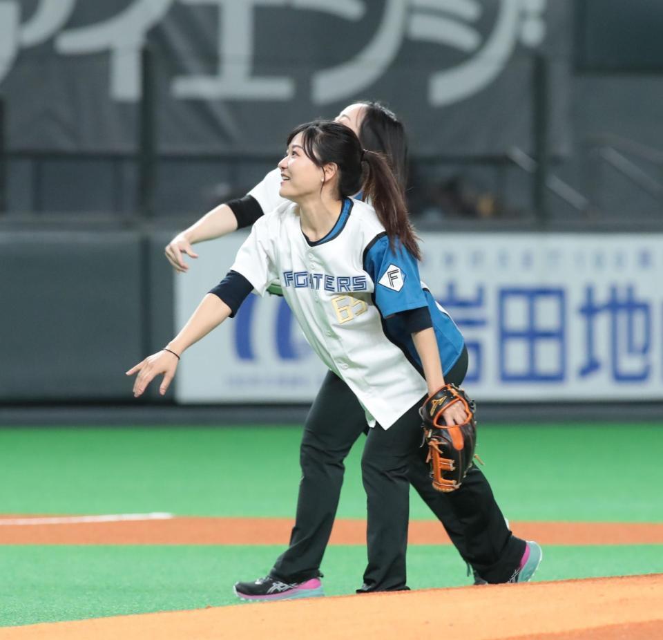 　始球式に登場したロコ・ソラーレの吉田知那美（撮影・中島達哉）