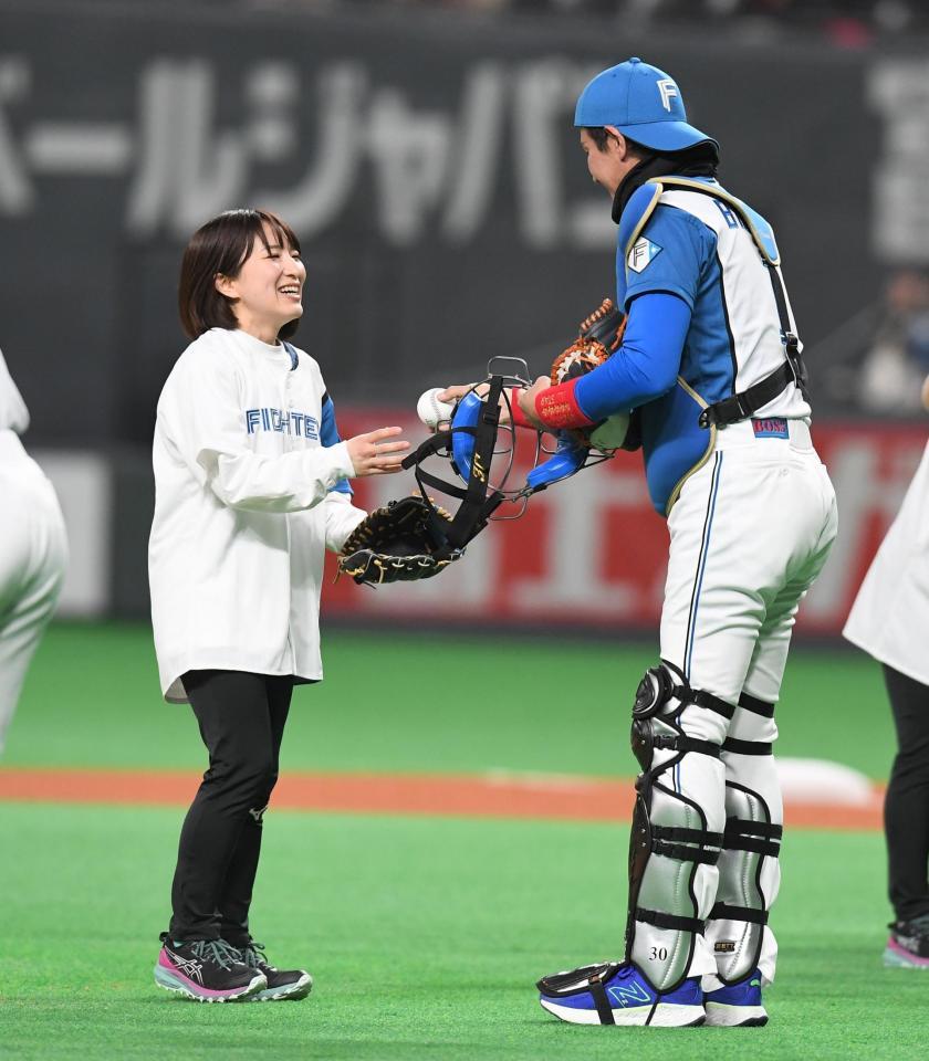 　新庄ビッグボスに球を受けてもらい笑顔の鈴木夕湖（撮影・金田祐二）