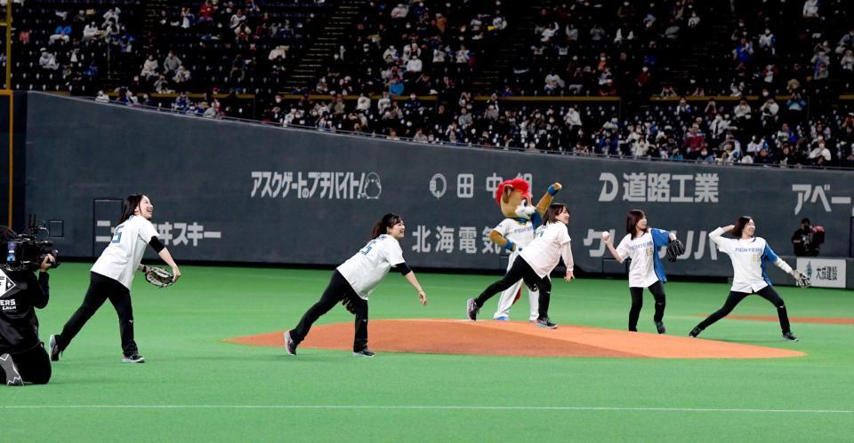 　ファーストピッチを務める藤沢五月（左端）らロコ・ソラーレ（撮影・金田祐二）