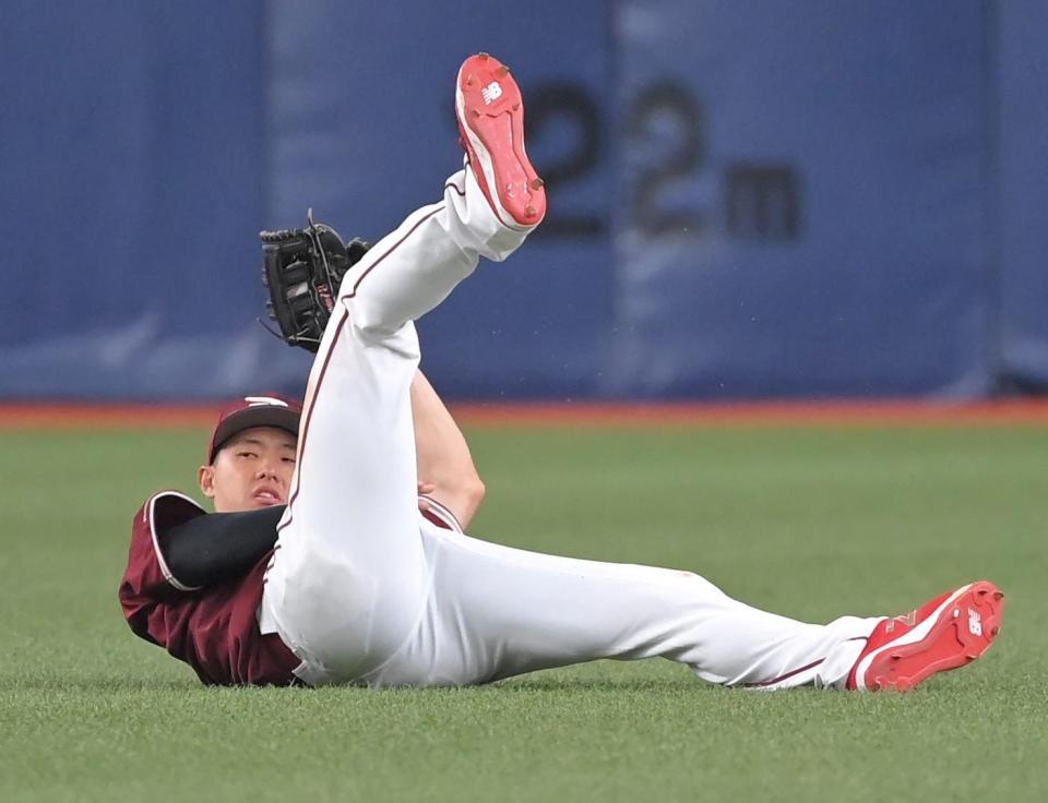 　７回、太田の打球を好捕する辰己（撮影・高部洋祐）