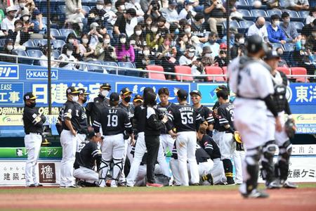 　試合前、円陣を組むソフトバンクナイン（撮影・開出牧）