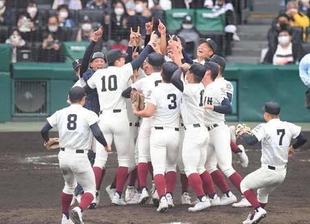 　優勝し、喜び合う大阪桐蔭ナイン（撮影・伊藤笙子）