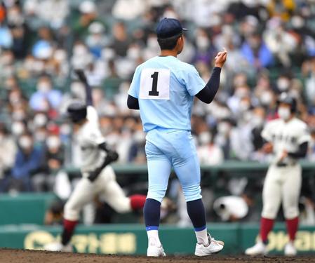 　３回、大阪桐蔭・松尾（左奥）に２ランを浴び、ベンチに向かって降板を訴える近江・山田（撮影・吉澤敬太）