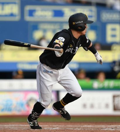 　８回、左前適時打を放つ代打・牧原（撮影・開出牧）