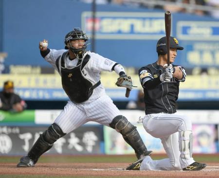 　６回、中村晃の二塁盗塁を阻止する松川（左）。打者は三振に倒れた上林（撮影・開出牧）